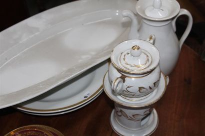 null Deux plats ronds en porcelaine blanche filet or chiffrés
XIXème siècle

On y...