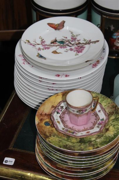 null Bernardaud Limoges. Douze assiettes en porcelaine modèle "Pékin"
(Trois petits...