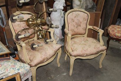 null Pair of painted and carved wooden armchairs
Modern L XV style.
A Dutch style...