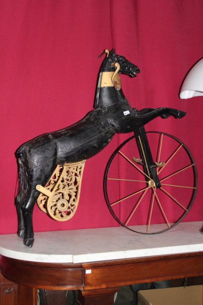 null Tricycle en bois et métal 
Début XXème siècle
H.: 86 cm
(Manques et restaur...