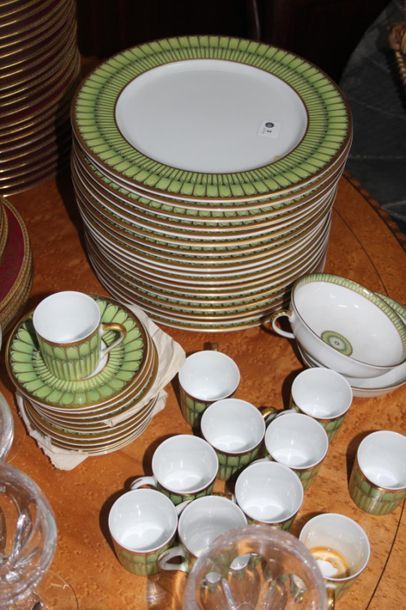 null Philippe Deshoulières Limoges. 18 grandes assiettes en porcelaine, modèle "Arcades"
On...