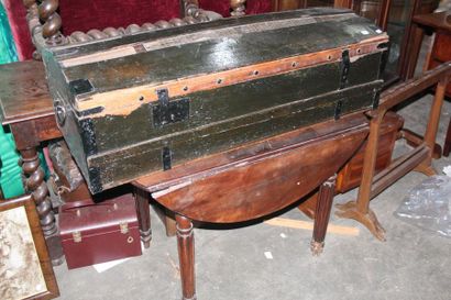 null Travel trunk in wood and metal
19th century
(Accidents and mishaps)
A table...