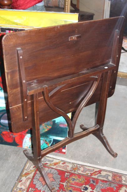 null Table de vendange en bois teinté
XXème siècle