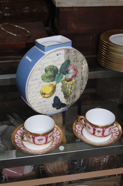 null Bernardaud Limoges. Vase en porcelaine à décor de papillons et fruits (modèle...