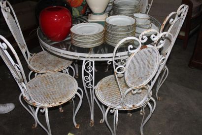 null Painted metal garden furniture, including a table, glass top and 6 chairs
XXth...