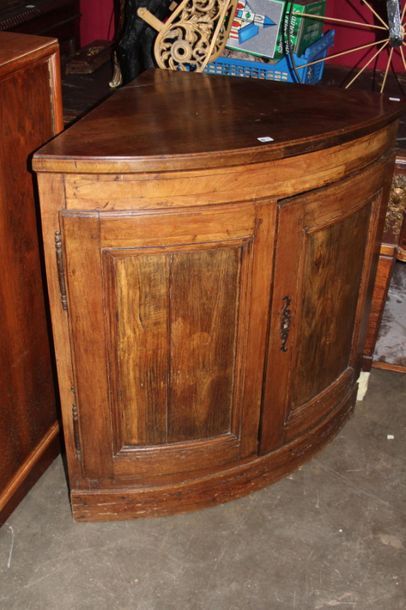 null Small walnut corner cabinet opening with two leaves
XIXth century