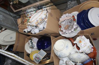 null In 18 boxes, earthenware and porcelain service parts, including "Villeroy &...