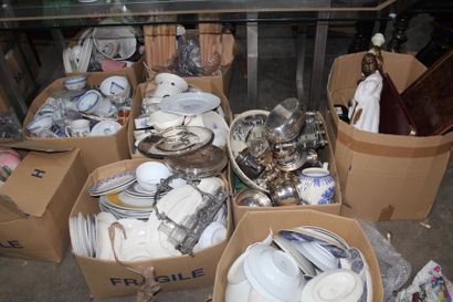 null In 18 boxes, earthenware and porcelain service parts, including "Villeroy &...