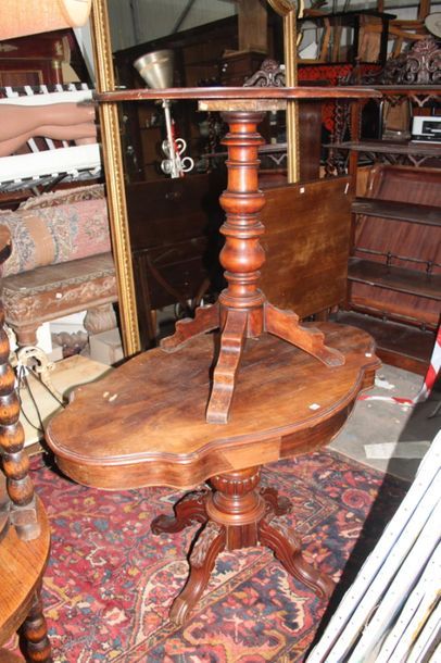 null Moulded and carved walnut middle table, with foliated decor and gadrooned shaft....