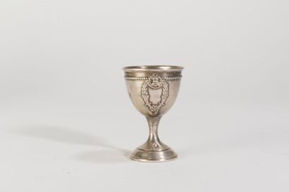 null An egg cup in 950-thousandths Minerva silver decorated with a frieze of pearls...