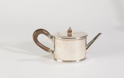 null Louis XVI silver teapot 950 thousandths oval, the bottom of the body decorated...
