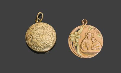 null Médaille ronde de communiant en or rose 750 millièmes, ajourée, décor d'or vert...