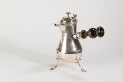 null Tripod coffee pot in 950 thousandths silver Bordeaux XVIIIth century, it rests...
