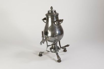 null Fontaine à thé en métal argenté fin XIXème siècle. Elle repose sur trois pieds...