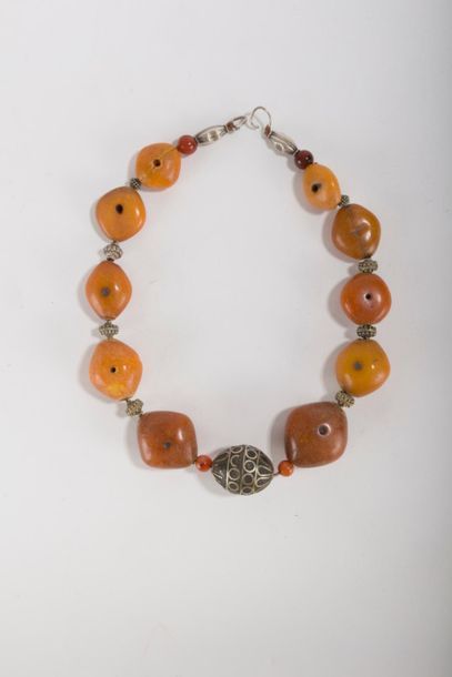 null Collier de perles losangiques en ambre et perles diverses - Maroc - Longueur...
