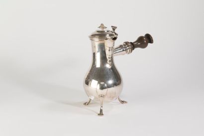null Tripod coffee maker in silver Bordeaux 18th century, it rests on winding feet...