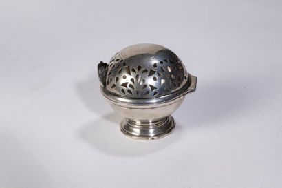 null 18th century silver sponge ball, the base fretworked with threads, body composed...
