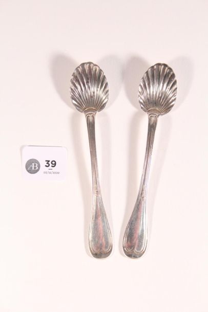 null Pair of 950 silver salt spoons with contoured fillets, the shell-shaped spoon...