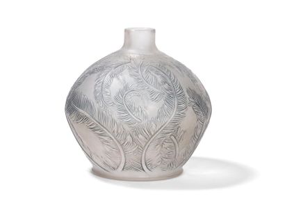 null RENÉ LALIQUE (1860-1945) 
Plumes, le modèle créé en [1920]
Vase au décor en...
