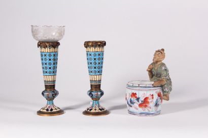 null Vide poche en porcelaine, décor au chinois 
XIXème siècle
H.: 13 cm
On y joint...