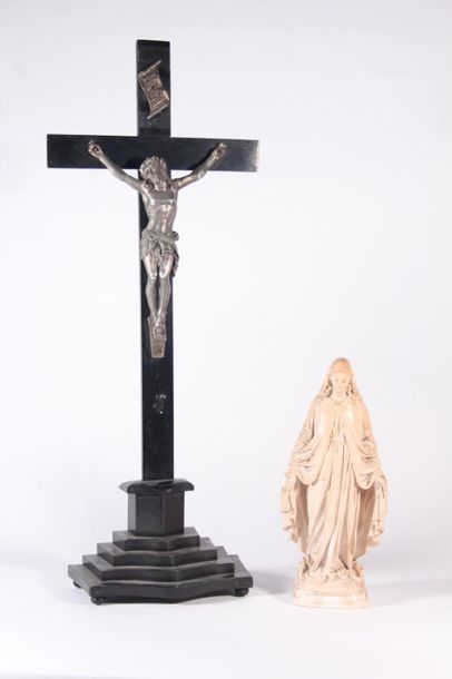 null Crucifix en métal argenté et bois noirci
Fin XIXème siècle
H.: 60 cm
On y joint...