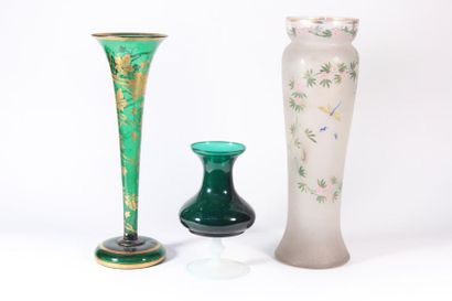 null Vase en verre givré à décor émaillé de fleurs et insectes
Circa 1900
H.: 38...