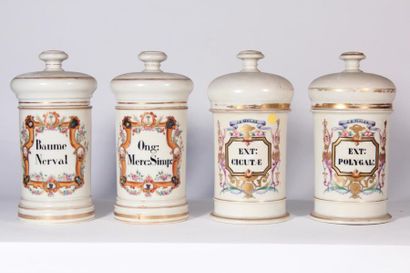null Ensemble de 4 pots à pharmacie (deux modèles différents) en porcelaine polychrome
XIXème...