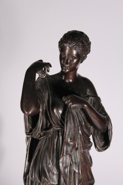 null Figure en bronze à patine brune représentant la Diane
de Gabies d'après l'Antique
Cachet...