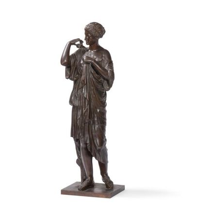 null Figure en bronze à patine brune représentant la Diane
de Gabies d'après l'Antique
Cachet...