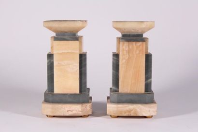 null Garniture de cheminée en marbre et onyx comprenant : deux cassolettes et une...