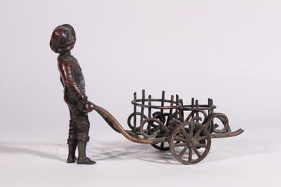 null Serviteur de table en bronze figurant un enfant poussant une brouette
Fin XIXème...