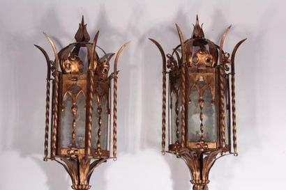 null Paire de lanternes en métal doré à décor torsadé et feuillage stylisé
Travail...