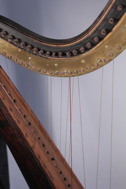 null Harpe en bois peint et doré
Erard Frères, Paris 1809
H.: 166 cm
(Manques, accidents...