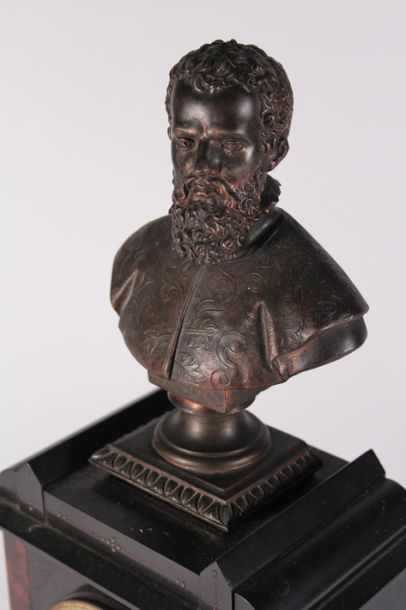null Pendule borne en marbre noir et griotte
A décor du buste d'André VESALE en régule
Circa...