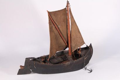 null Maquette de bateau de pêche en bois peint
XXème siècle
H.: 53 cm, L.: 60 cm...