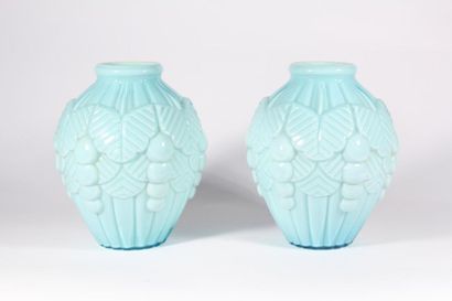 null Paire de vases en verre moulé et teinté bleu à décor de fruits stylisés
Circa...