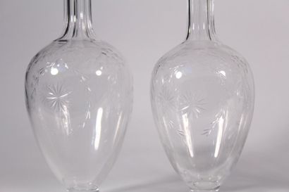 null Deux carafes en cristal à décor gravé étoilé et pampres
H.: 34 cm et 37 cm
On...