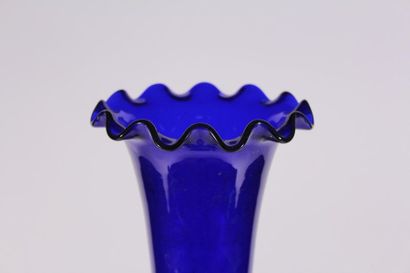 null Paire de grands vases cornés en verre teinté bleu, col mouvementé
Début XXème...