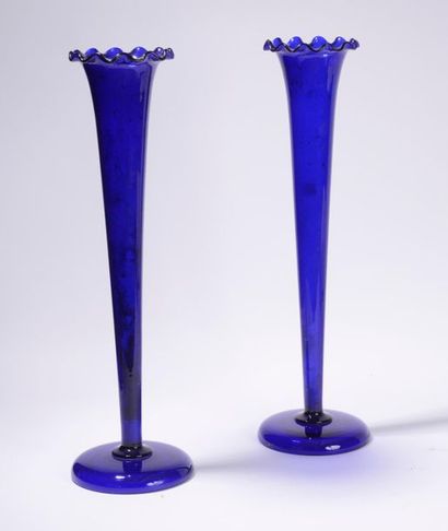 null Paire de grands vases cornés en verre teinté bleu, col mouvementé
Début XXème...