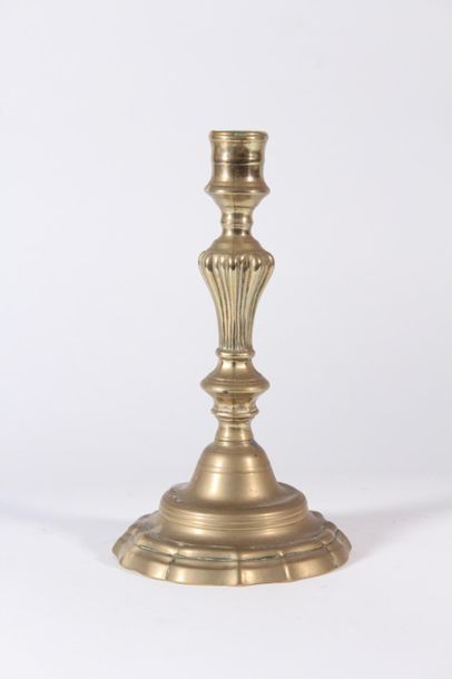 null Bougeoir en bronze doré
XVIIIème siècle
H.: 23 cm
(Restaurations)