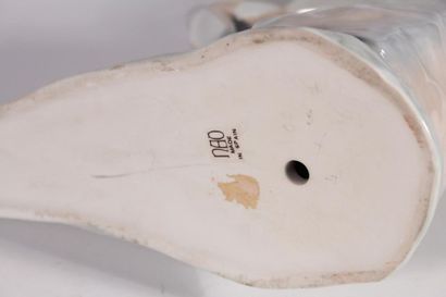 null NAO
Sujet en porcelaine 
Arlequin
Espagne, XXème siècle
H.: 36 cm