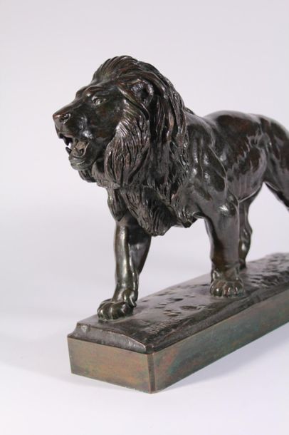 null D'APRÈS BARYE 
Lion passant
Sujet en bronze patiné
Fonte d'édition
H.: 27 cm,...