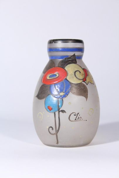 null Petit vase de forme ovoïde
Décor émaillé de fleurs stylisées
Signé "Clio"
Circa...