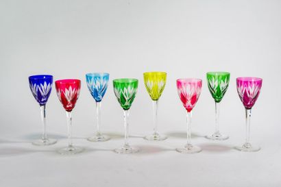 null SAINT LOUIS
Huit verres en cristal taillé polychrome
H.: 21 cm
