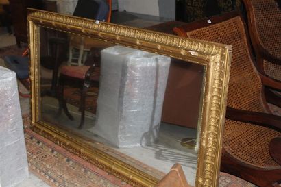 null Miroir rectangulaire cadre en bois et stuc doré à décor de feuillages
XIXème...