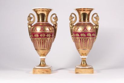 null Paire de vases en porcelaine à décor polychrome en réserve d'Élégantes aux pampres,...