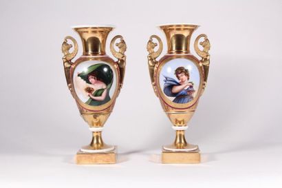 null Paire de vases en porcelaine à décor polychrome en réserve d'Élégantes aux pampres,...
