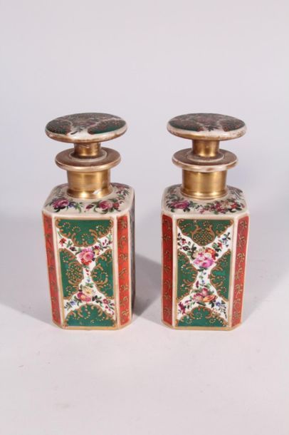 null Paire de flacons en porcelaine polychrome à décor fleuri
XIXème siècle
H.: 17...