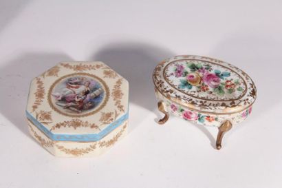 null Paire de flacons en porcelaine polychrome à décor fleuri
XIXème siècle
H.: 17...