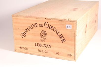 null 2010 - Domaine de Chevalier 
Pessac-Léognan - 12 blles - Caisse bois d'origine...